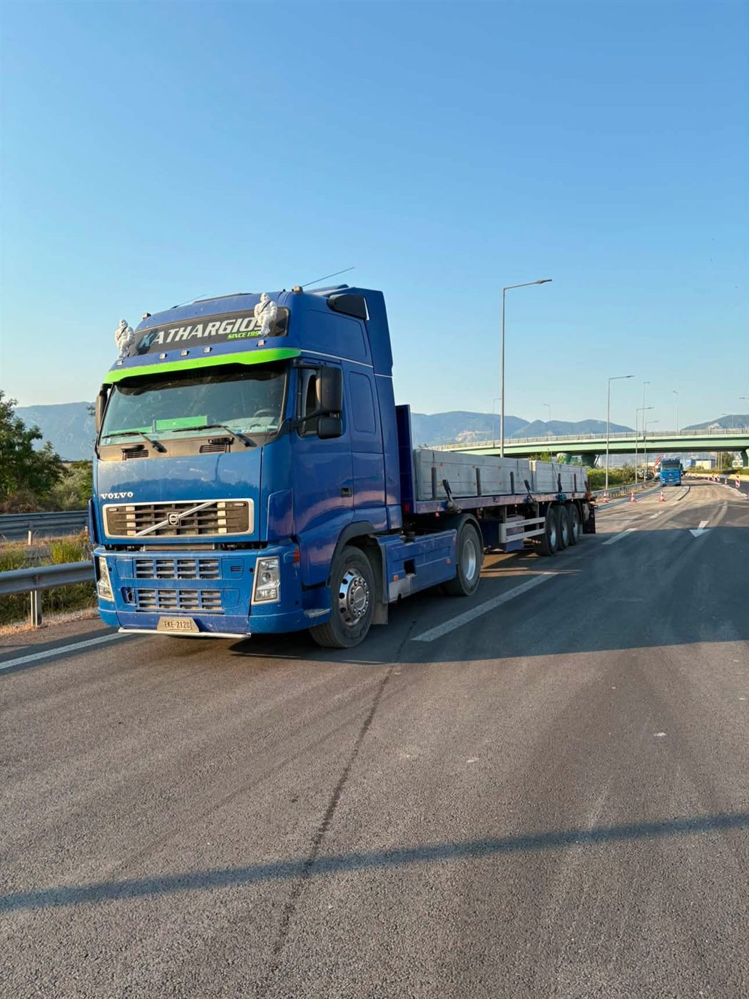 Εθνικές μεταφορές Φορτηγό Volvo Kathargios Group μεταφέρει τσιμεντένια στοιχεία σε εθνικό δρόμο